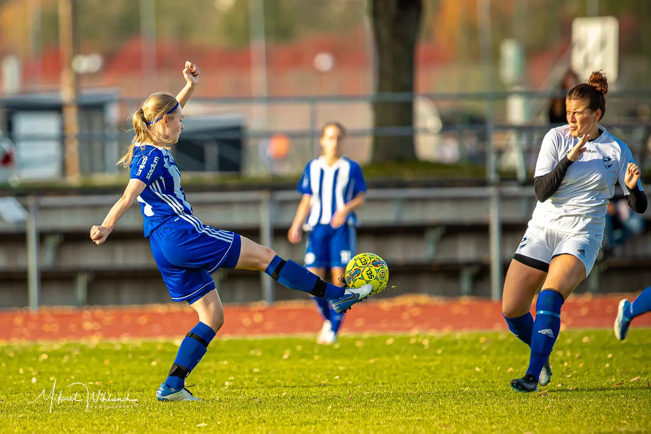 Hon spelar så klokt och tufft att man tror hon är äldre, men Selma Livak fyllde 18 först i lördags! Hon firade den stora dagen i livet med ännu en toppinsats!! Foto: Mikael Wiklund(från annan m