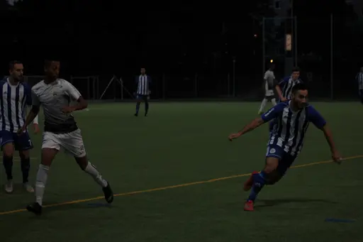 Bigge Khan, Bryan Chantera, Frans Gabro, Markus Blomquist och Spångas videofotograf på väg upp på taket.