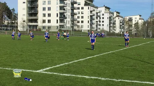 Varma och trötta tjejer efter match i strålande sol