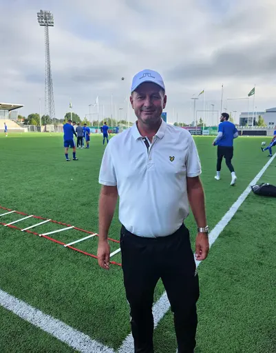 Två gamla Spångaspelare som matchcoacher: Serkan Görgülü och Fredrik Giesecke