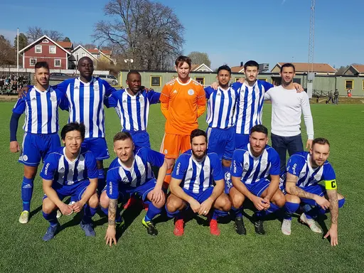 Liam Hägvall, Markus Blomquist, kamp om bollen, Startelvan (+ Engin), Bejoy Khan, Wilondja Fataki, Emil Gabro och Liam igen