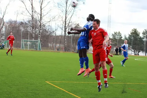 Marcus Minari, Bakari "Jo" Kinteh, Marcus Blomquist mot Jan Tauer samt Max Whitman på linjen