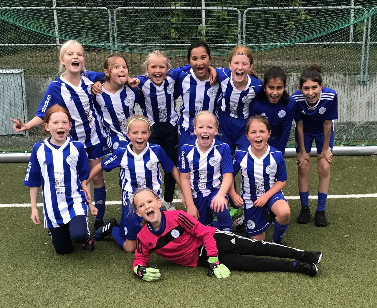Glada tjejer efter en härlig fotbollsdag!