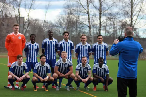 Marcus Minari, Bakari "Jo" Kinteh, Marcus Blomquist mot Jan Tauer samt Max Whitman på linjen