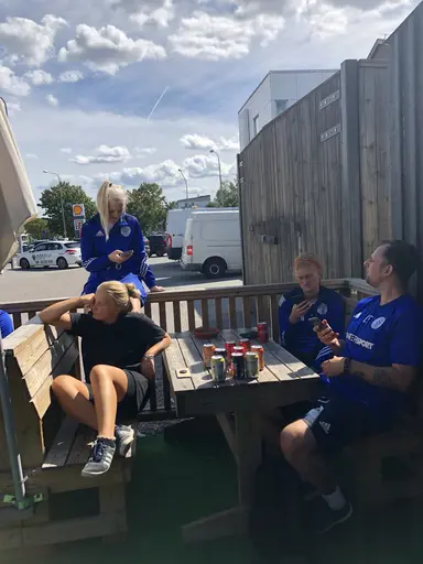 Avslutningsstretchning och väntan på dagens lunch 