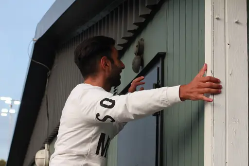 Bigge Khan, Bryan Chantera, Frans Gabro, Markus Blomquist och Spångas videofotograf på väg upp på taket.