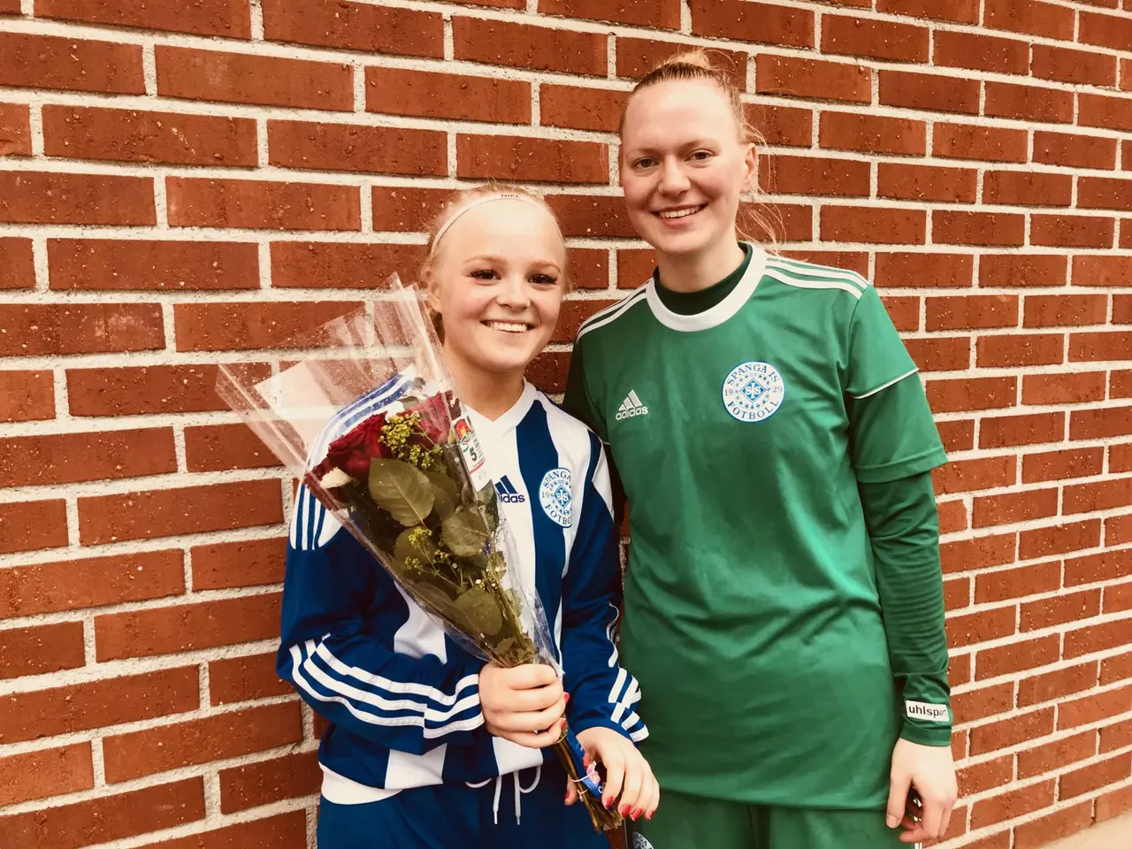 Matchens lirare Julia Ekberg och Clara Ahlin som ställde upp som matchens målvakt
