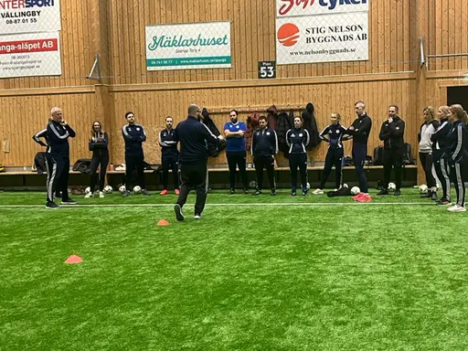 Fotbollskonsulenten Ioannis Kasagiannis håller i utbildningen