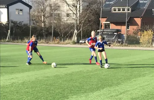Full fart och härliga närkamper om bollen! 