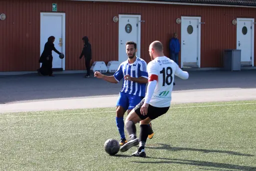 Wilondja Fataki, hörna, startelvan, blåsig hörnflagga, Frans Gabro och ännu en luftduell vid hörna.