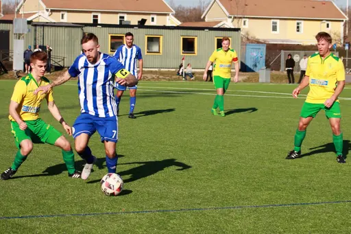 Liam Hägvall, Markus Blomquist, kamp om bollen, Startelvan (+ Engin), Bejoy Khan, Wilondja Fataki, Emil Gabro och Liam igen