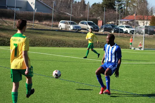 Liam Hägvall, Markus Blomquist, kamp om bollen, Startelvan (+ Engin), Bejoy Khan, Wilondja Fataki, Emil Gabro och Liam igen