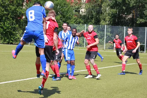 Två målgester, Markus Blomquist och Kamran Nosrati i en luftduell