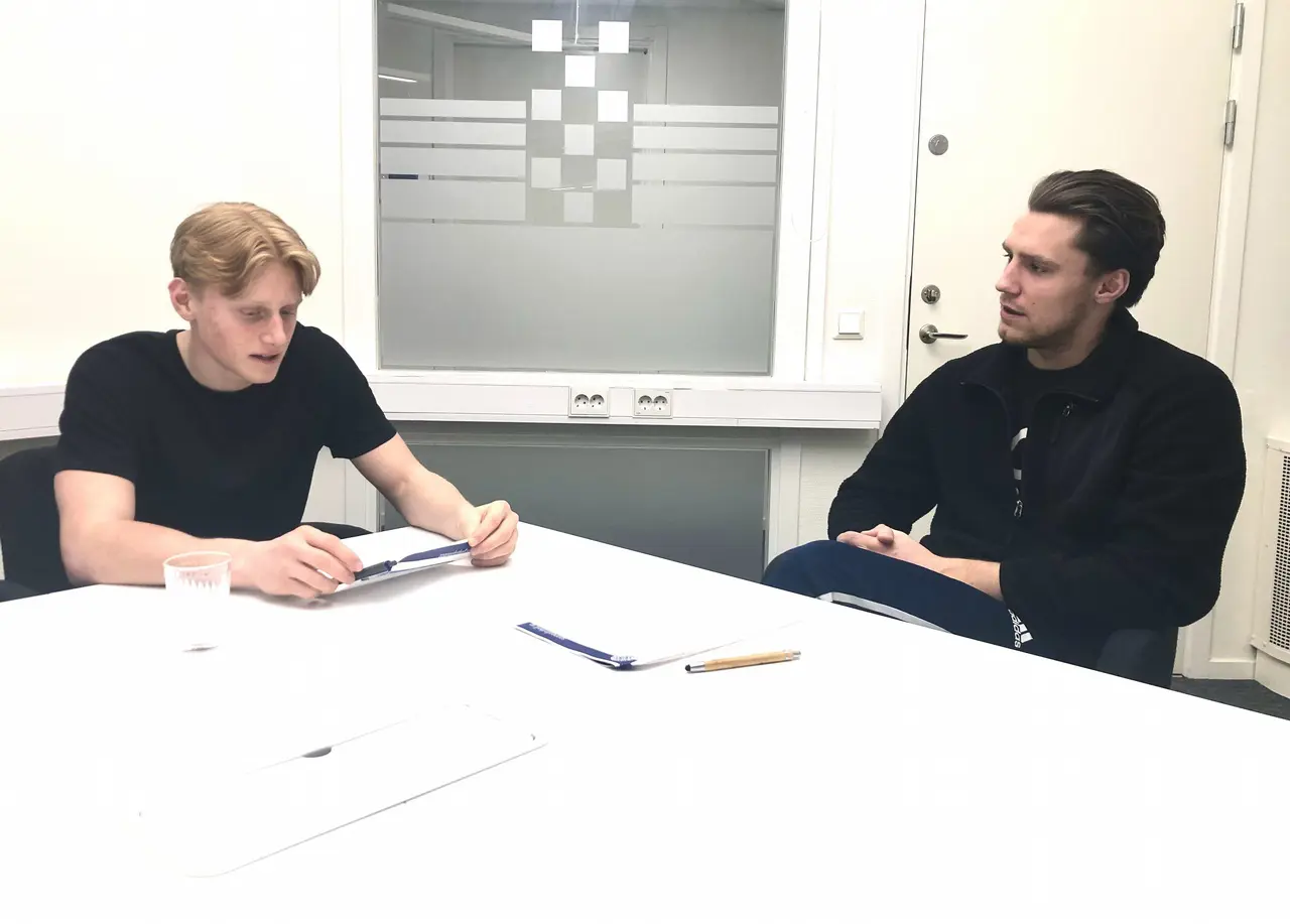 Spelare Ludwig Callebro och tränare Aron Sandén genomför vårens utvecklingssamtal