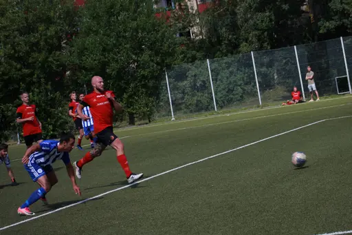 Två målgester, Markus Blomquist och Kamran Nosrati i en luftduell