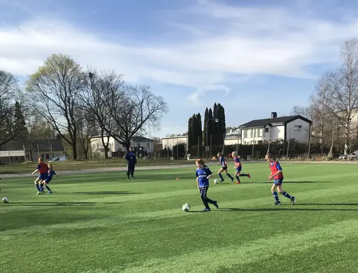 Full fart och härliga närkamper om bollen! 