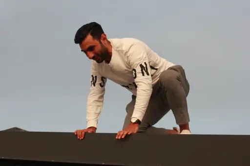 Bigge Khan, Bryan Chantera, Frans Gabro, Markus Blomquist och Spångas videofotograf på väg upp på taket.