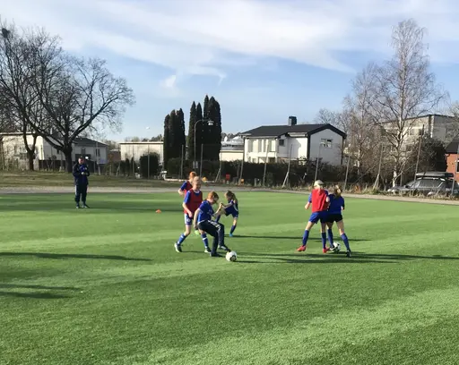 Full fart och härliga närkamper om bollen! 