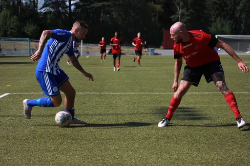 Två målgester, Markus Blomquist och Kamran Nosrati i en luftduell