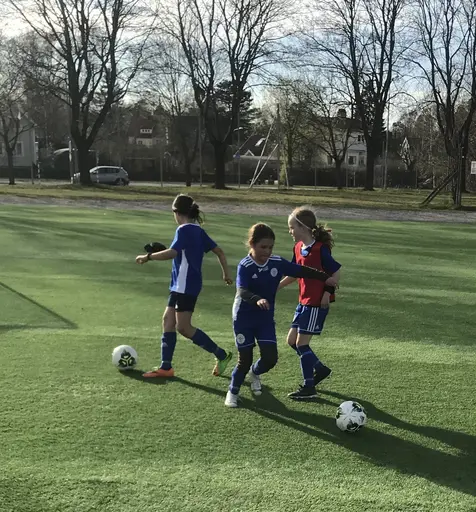 Full fart och härliga närkamper om bollen! 