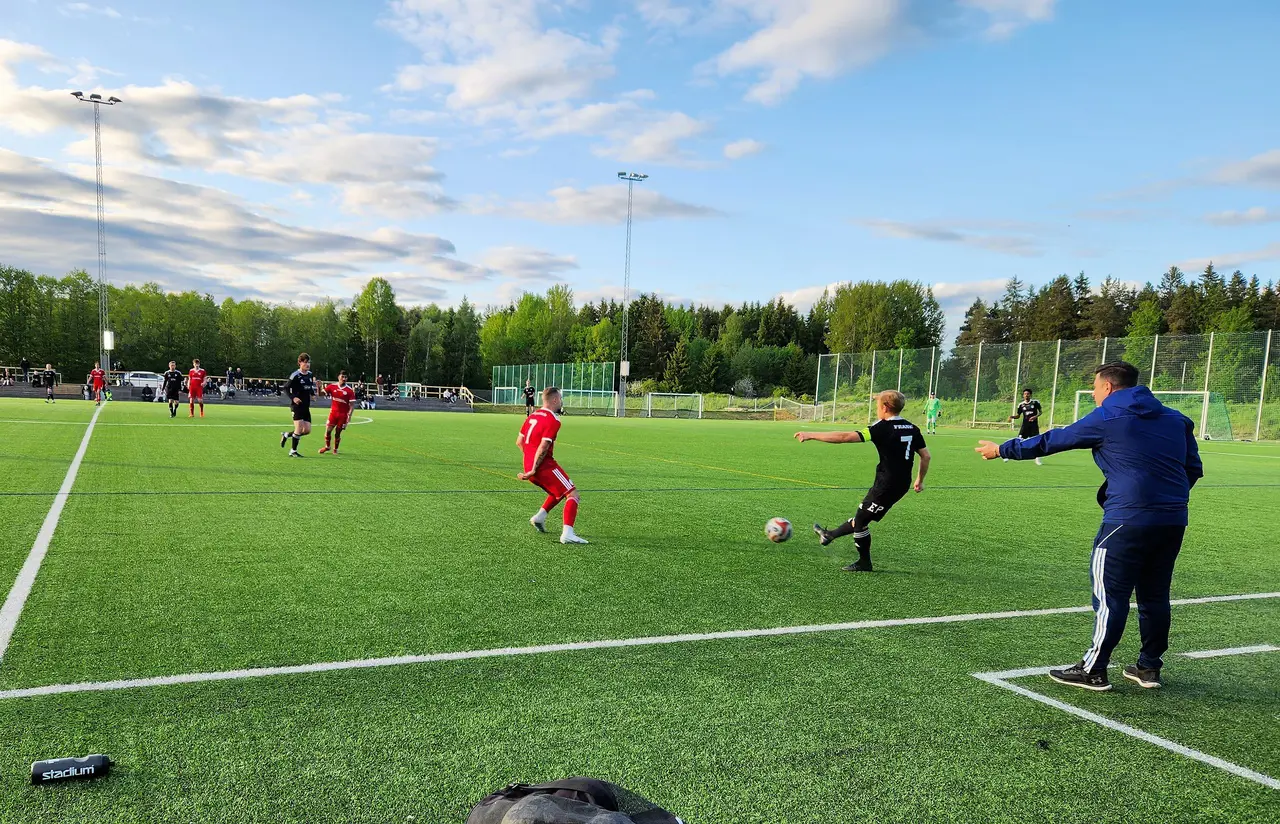 Serkan peppar på Markus Blomquist