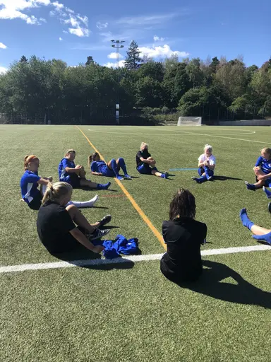 Avslutningsstretchning och väntan på dagens lunch 