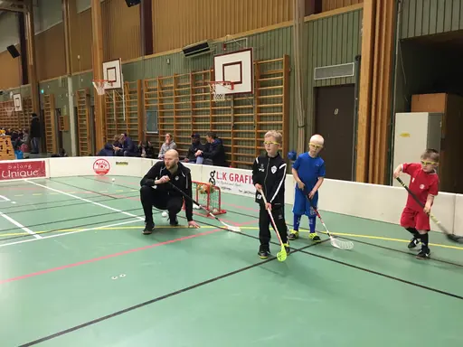 Övningar och matchspel med regelgenomgångar
