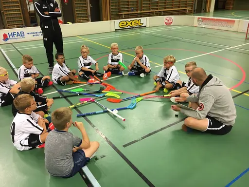 Första samlingen för säsongen och uppvärmnigsövning Vargen.
