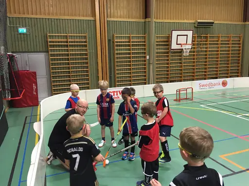 Övningar och matchspel med regelgenomgångar