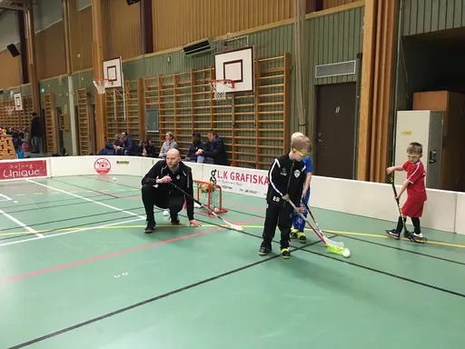 Övningar och matchspel med regelgenomgångar