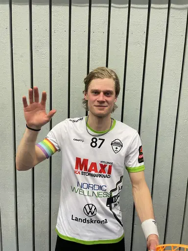 Matchhjälten Mackan Eriksson visar upp hur många mål han gjorde!