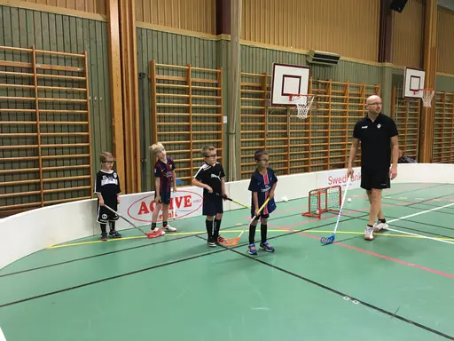Övningar och matchspel med regelgenomgångar