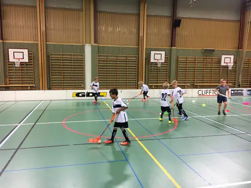 Första samlingen för säsongen och uppvärmnigsövning Vargen.