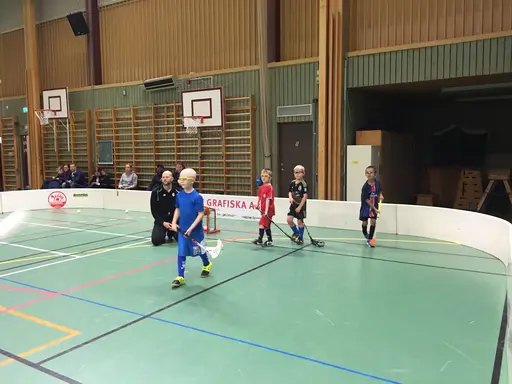 Övningar och matchspel med regelgenomgångar