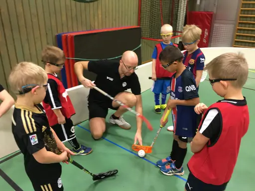 Övningar och matchspel med regelgenomgångar