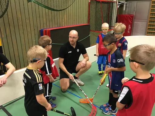 Övningar och matchspel med regelgenomgångar