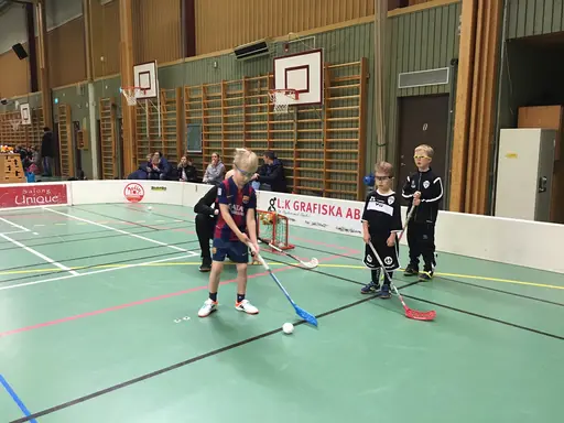 Övningar och matchspel med regelgenomgångar