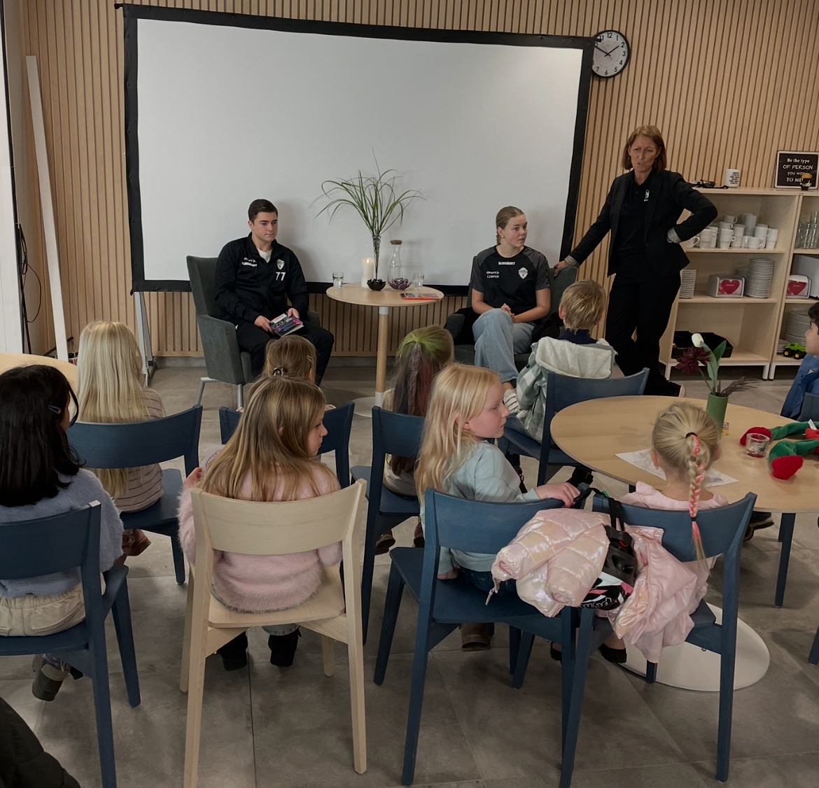 Åstorp/Kvidinges Melker Camper och Emily Camper läser högläsning inför barnen.