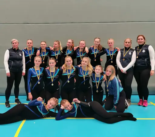 Rosor och Violer med sina Guldmedaljer. Snödroppar på Fristående och Trampett