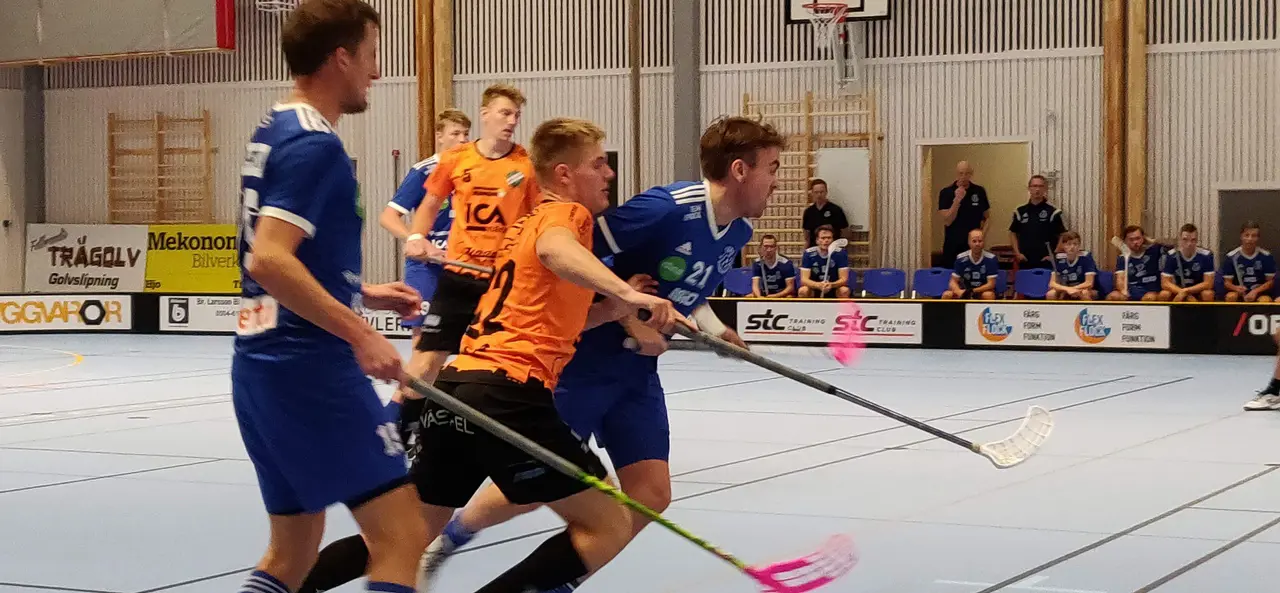 Center Johan Burman duellerar