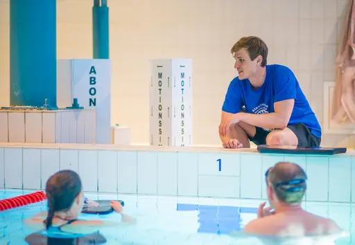 Joel Westerlind instruerar vuxencrawlarna