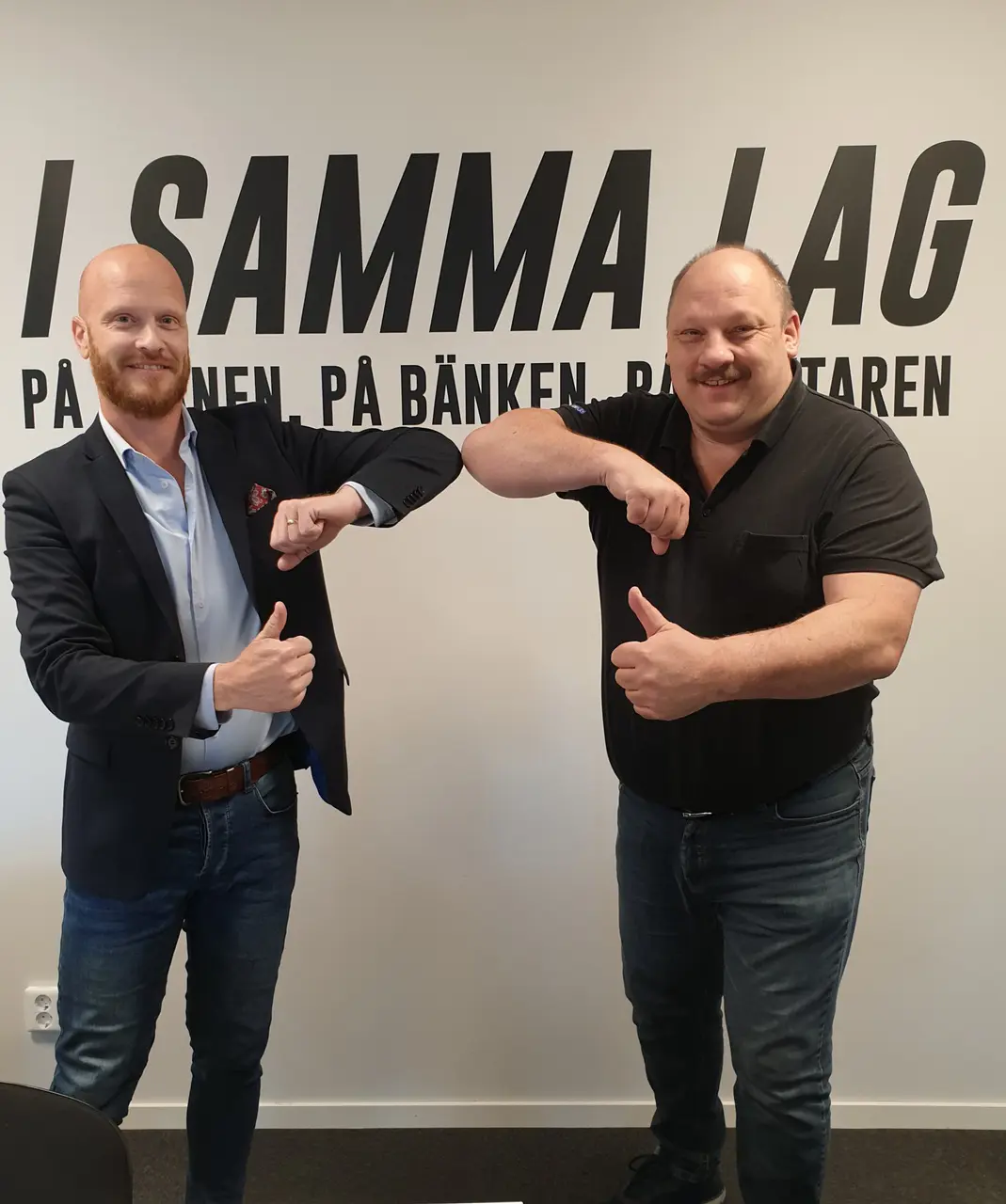 En nöjd Jörgen Rasmusson hälsar Simplifys Key Account Manager Pär Norlander välkommen till HK Malmö i en äkta Corona pose