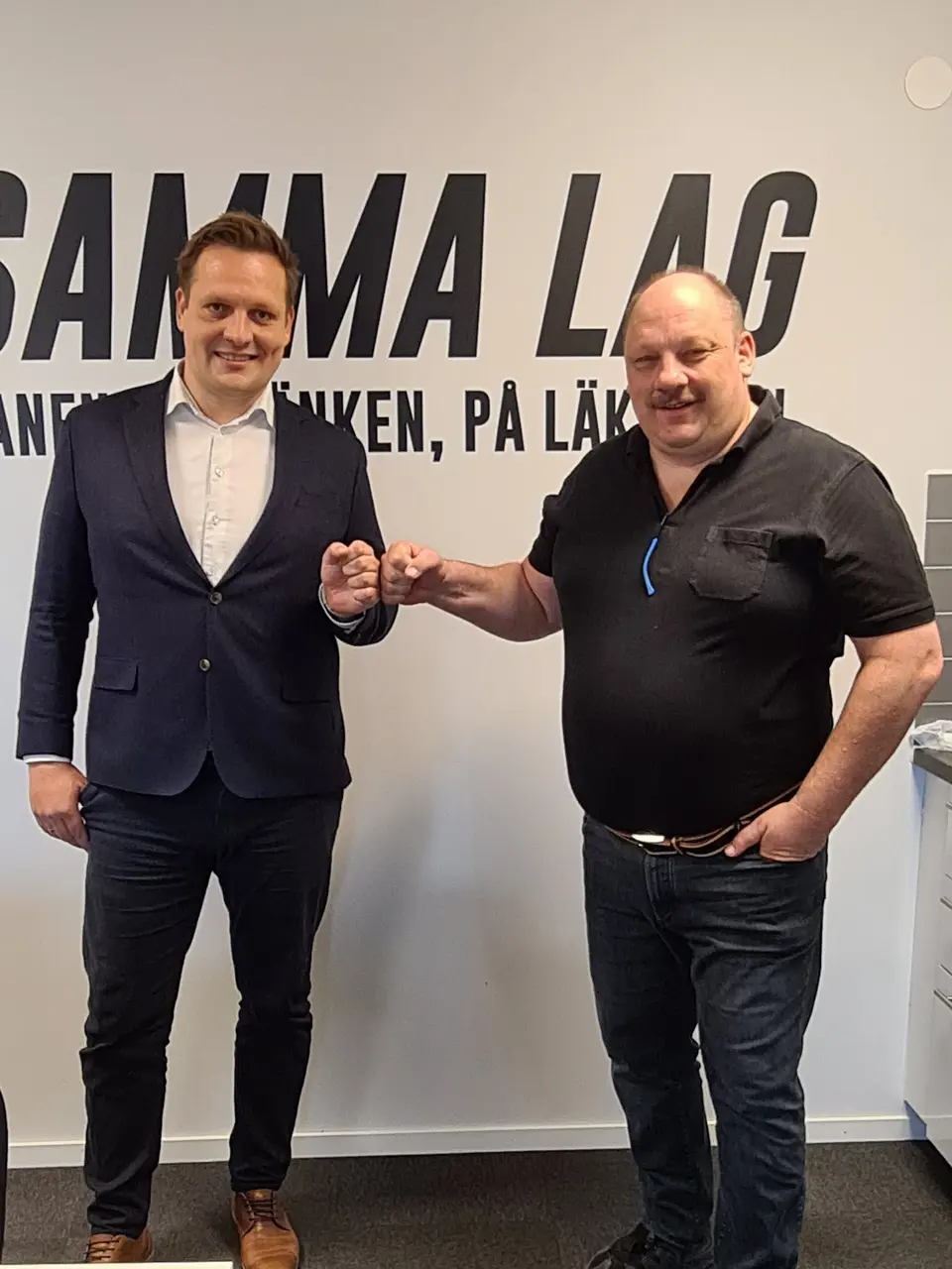 Här ser vi vår ordförande Jörgen Rasmusson hälsa Mortensen Medias VD Andreas Mortensen varmt välkommen till HK Malmö med en coronasäker hälsning