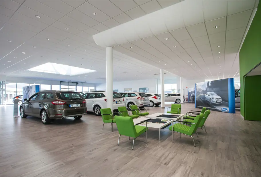 Interiörbild från Hedbergs Fordstore bilhall ute i Fosie