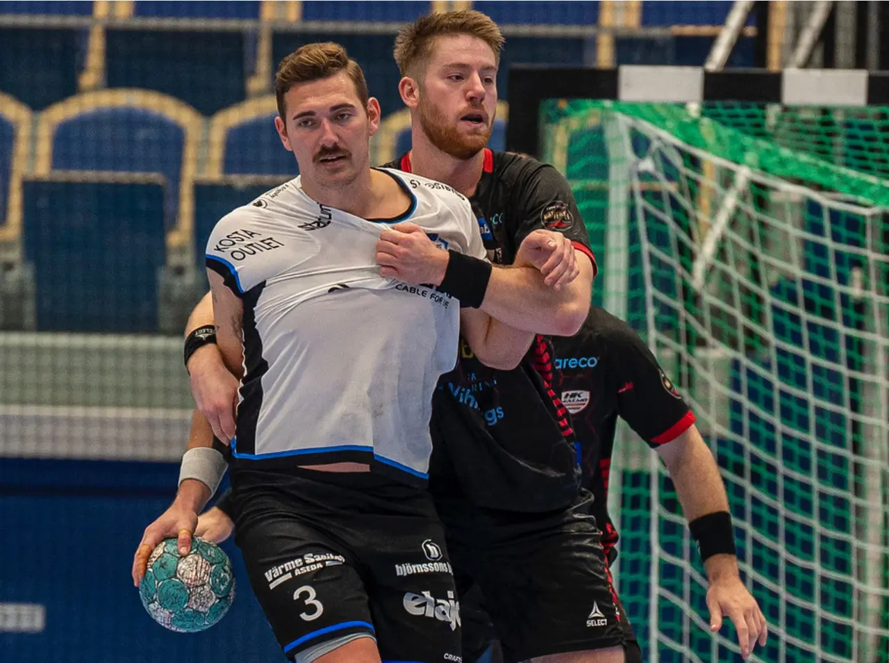 Hugo Stuivers, som ju kom till HKM från just Amo, sätter stopp för en tidigare lagkamrat. Arkivfoto: Samir Popaja