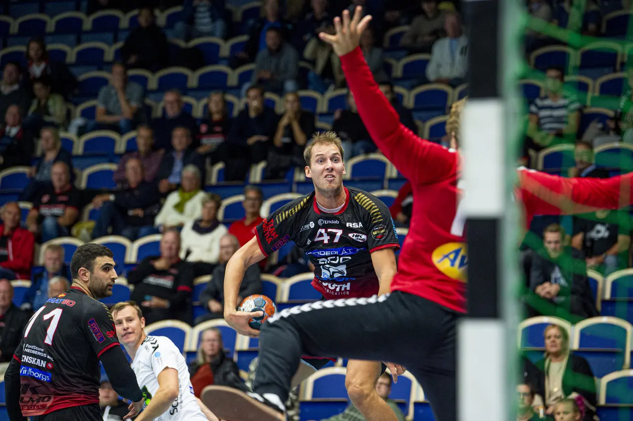 Filip Berentsen knorrar in ett av sina sex mål. Foto: Bildbyrån.