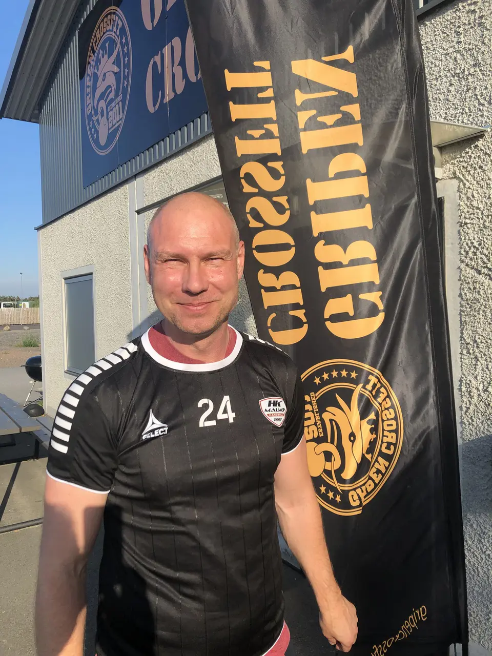 Vår damtränare Ola utanför Gripen Crossfit