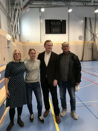 På bilderna ser vi från vänster högst upp skolborgarrådet Lotta Edholm (L) och därefter skolans rektor Bithe Ahl-Källqvist och sedan vår driftspersonal på Solberga Bollplan, se text nedan.