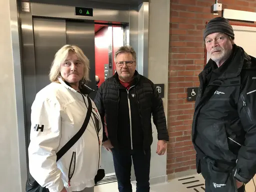 På bilderna ser vi från vänster högst upp skolborgarrådet Lotta Edholm (L) och därefter skolans rektor Bithe Ahl-Källqvist och sedan vår driftspersonal på Solberga Bollplan, se text nedan.