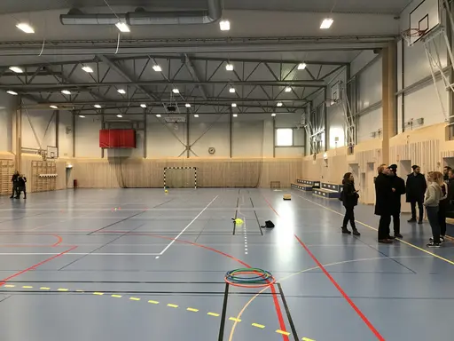 På bilderna ser vi från vänster högst upp skolborgarrådet Lotta Edholm (L) och därefter skolans rektor Bithe Ahl-Källqvist och sedan vår driftspersonal på Solberga Bollplan, se text nedan.